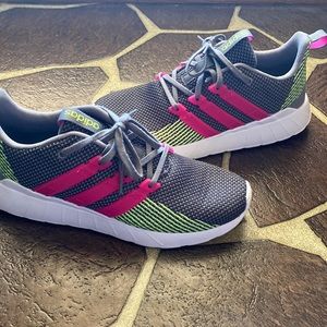 Womens 9.5 adidas tennis shoes cloudfoam